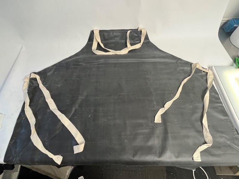 lot 307 image: 2 BLK HEAVY DUTY RUBBER COATED WATERPROOF WORKERS APRON