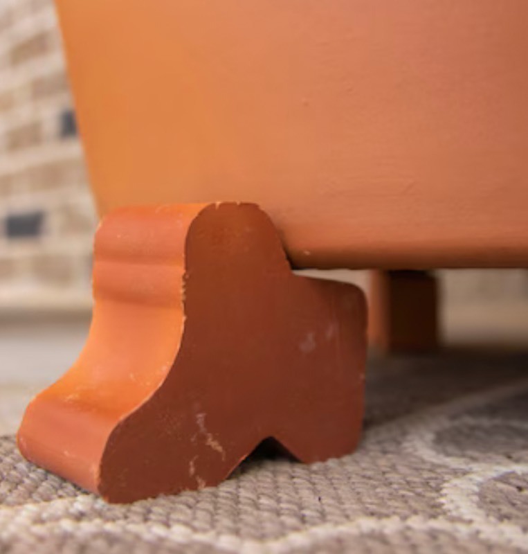 lot 588 image: 3 Sets of Pennington Terra Cotta Pot Feet