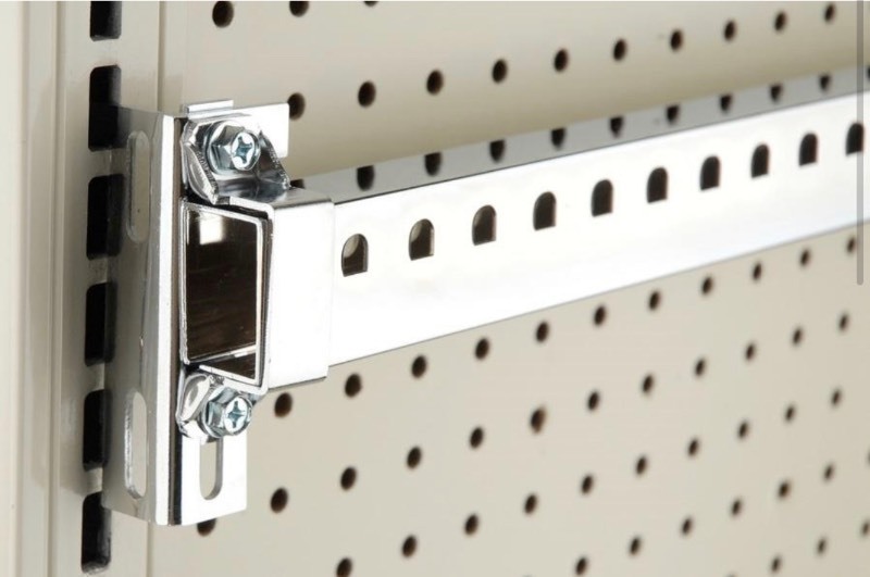 lot 140 image: 4 SIFFRON 48 BAR WITH CLAMP BRACKETS - GET YOUR GARAGE ORGANIZED