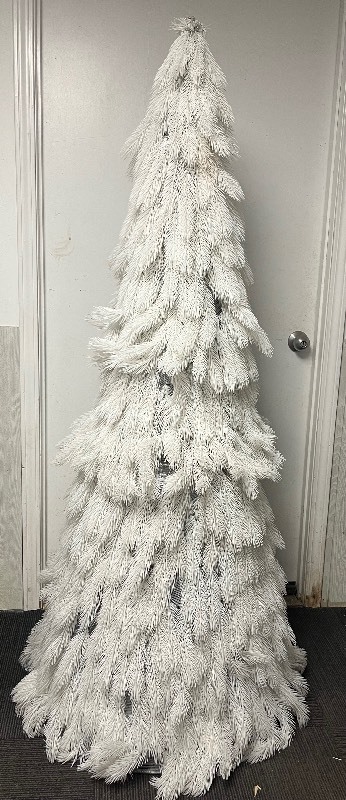 lot 10 image: 6 x 3 WHITE PINE CHRISTMAS DRESS - METAL BASE GREAT FOR INDOOR OR OUTDOOR DECOR - 2 PIECES FOR EASY PACKING