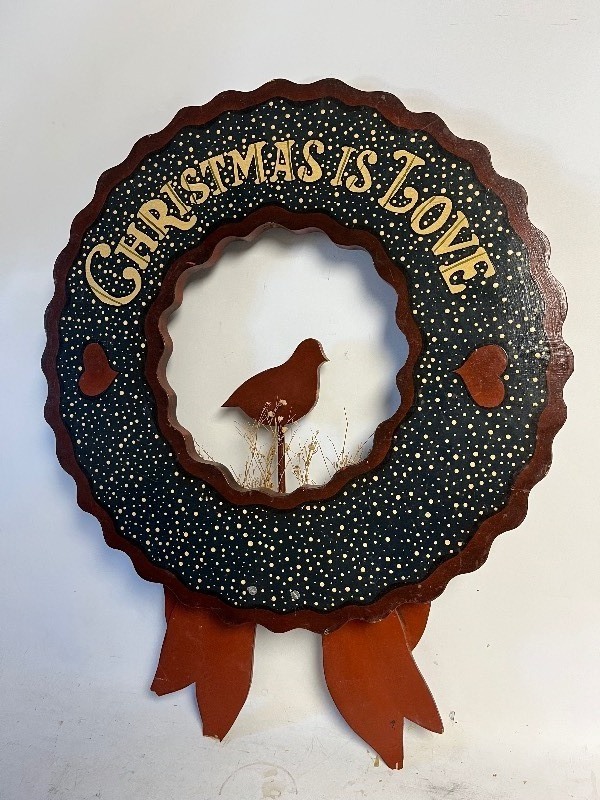 lot 11 image: 24 x 19 WOODEN REVERSIBLE HOLIDAY WREATH DECORE - SEE IMAGES