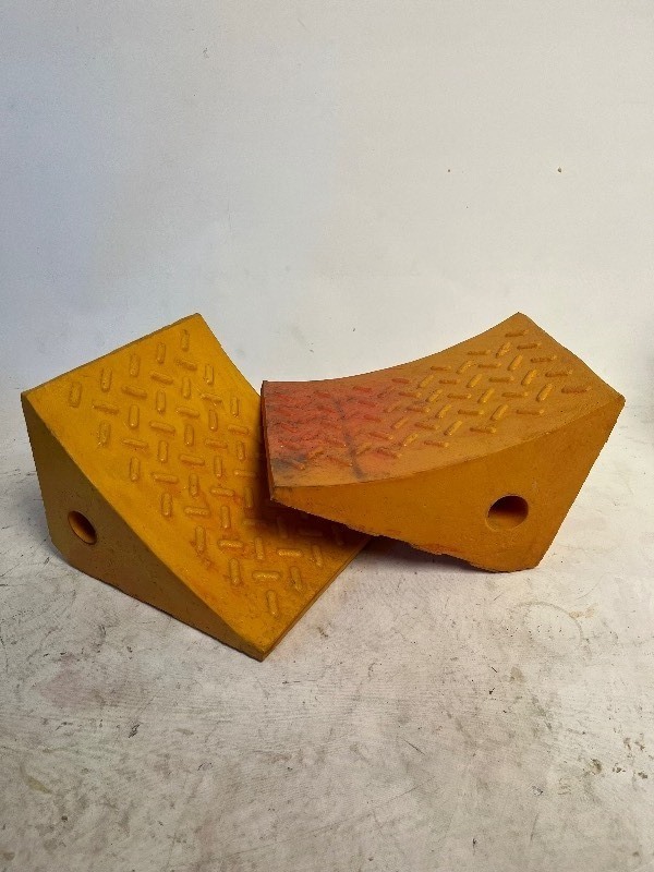lot 59 image: TRUCK & TRAILER CHUCKS ORANGE w TREAD
