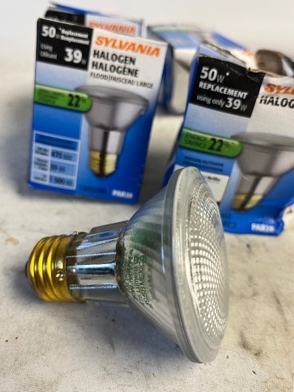 lot 2614 image: 4 SYLVANIA HALOGEN FLOOD LIGHT BULBS - par20 - E26 Medium base