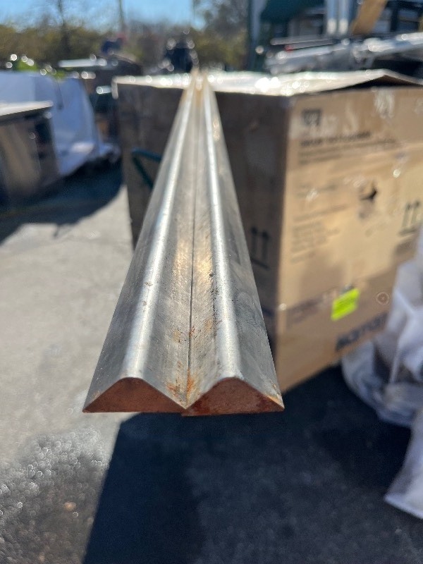 lot 2618 image: 2 10 x 1.25 x .5 HEAVY DUTY SOLID STEEL TRIANGLE