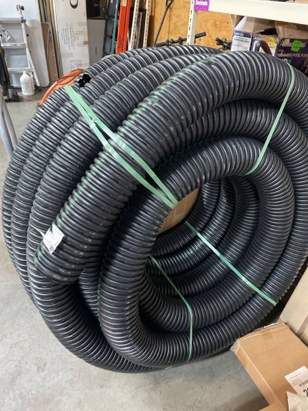 lot 2646 image: 4 x 100in single wall corrugated drainage hose (DAMAGED)