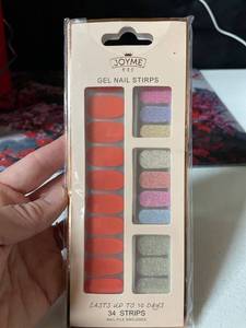 lot 2127 image: Weinsentking Gloss Nail Strips - UV Free, Chip Resistant, Easy to Apply & Remove, Long Lasting Gel Nail Stickers  Contains 34 Nail Wraps, 1 Nail File (W24)