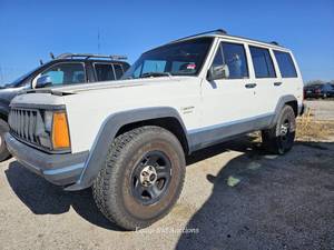 lot 2447 image: 1996 Jeep Cherokee Sport, WHITE