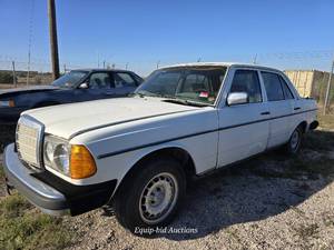 lot 2436 image: 1978 Mercedes 240D, WHITE