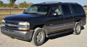 lot 125 image: 2000 Chevy Suburban - Automatic - Gas 8Cyl - Keyless Entry - Leather Seats w Power Front Seats - 3rd Row Seat - Tow Package  - Two Tone Paint - Running Boards - Aluminum Alloy Wheels