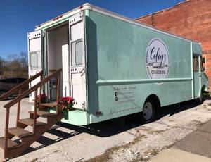 lot 102 image: Very Sharp FoodBoutiqueMerchandise Truck 1991 28ft Chevy P30 Step Van 6.2L V8 Diesel Only 154k Miles Recently Used as a Event Bakery Sales Truck - Heat AC - Honda Generator - New Battery & Alternator - Rebuilt Driveline - Over $30k Invested