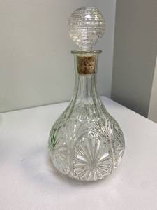 lot 20 image: Beautiful Vintage Crystal Decanter