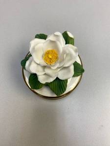 lot 2004 image: Vintage Wind up Music Box