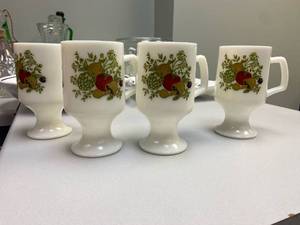 lot 2532 image: Vintage Milk Glass Mugs with assorted fruit Set of (4) Excellent Condition