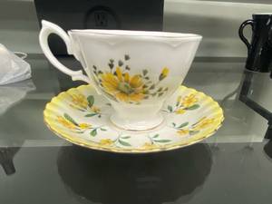 lot 2539 image: Vintage Tea cup and Saucer- Excellent Condition