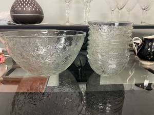lot 2547 image: Stunning Vintage Salad Bowl with (8) small bowls. (9) pieces total
