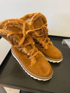 lot 2548 image: Brand New Winter Boots with Fur Size 43 Euro (Size 12)