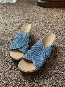 lot 2583 image: Sketchers Luxe Foam Sandals in Blue Size11- NWT