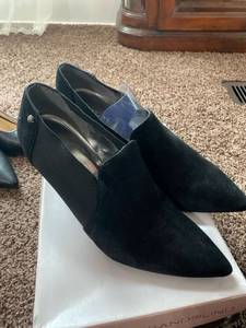 lot 2584 image: Bandolino Black Slip on Pumps Size 11