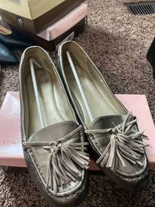 lot 2587 image: BANDOLINO LINZER ALMOND TOE TASSEL SLIP ON LOAFERS Size 11