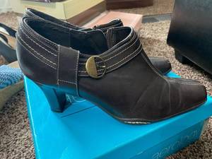 lot 2588 image: Aerology Brown Leather Womens Zippered Pump Shoe Size 11 Buckle Detail