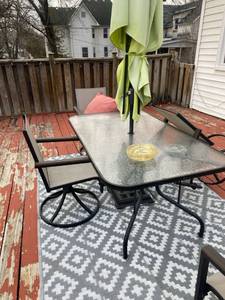lot 19 image: (4) Piece outdoor swivel chairs. (chairs only)