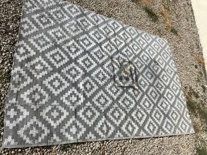 lot 2020 image: Outdoor Rug- Plastic straw mat- Very lightweight
