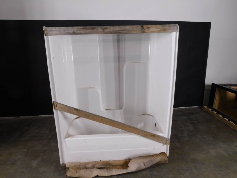 lot 8934 image: Right Hand Tub Shower Insert Appears New