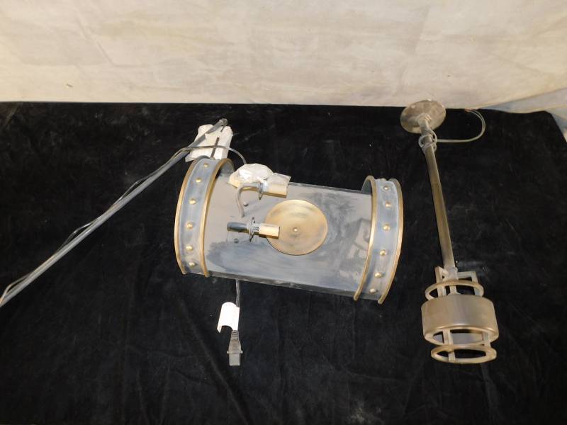 lot 8988 image: Lot of Light Fixtures