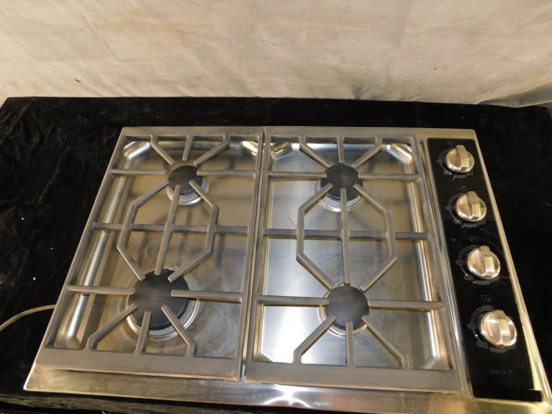 lot 9032 image: Wolf CT30GS-LP 30 Gas Cooktop
