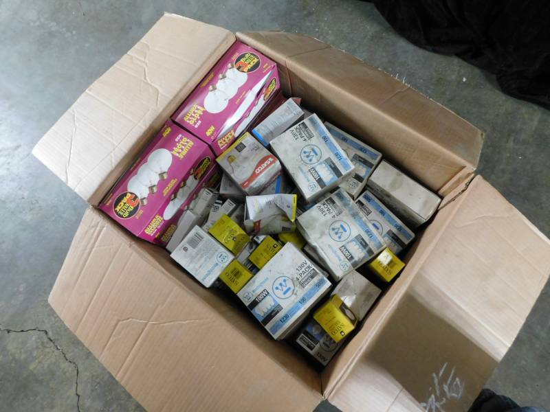 lot 9097 image: Large Lot of Misc Light Bulbs
