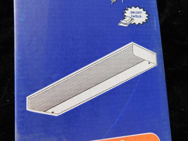 lot 9029 image: 33 Low Profile Under Cabinet Light Fixture