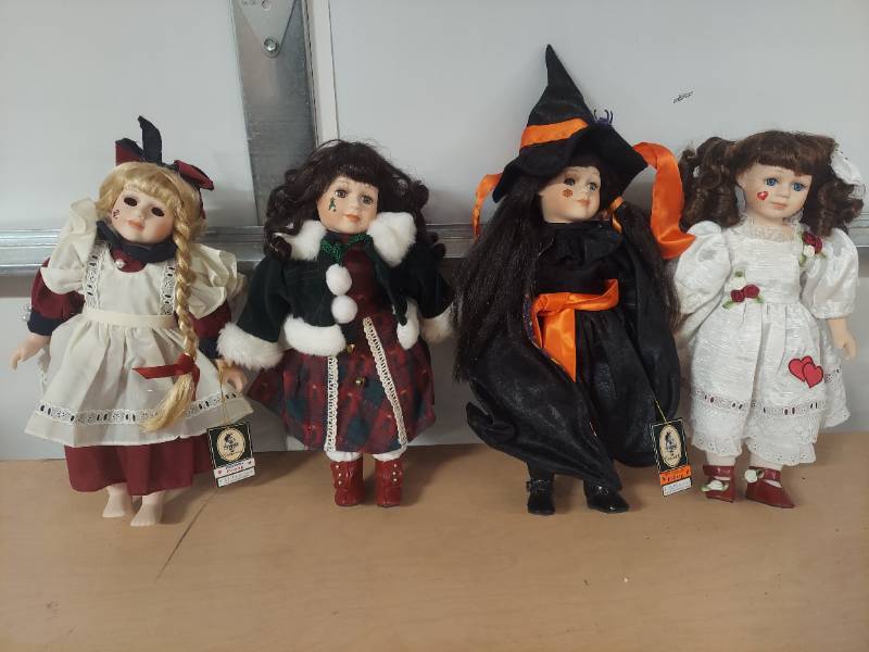 lot 1342 image: 4 Geppeddo Dolls