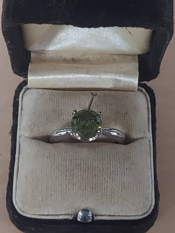 lot 7705 image: ring in box
