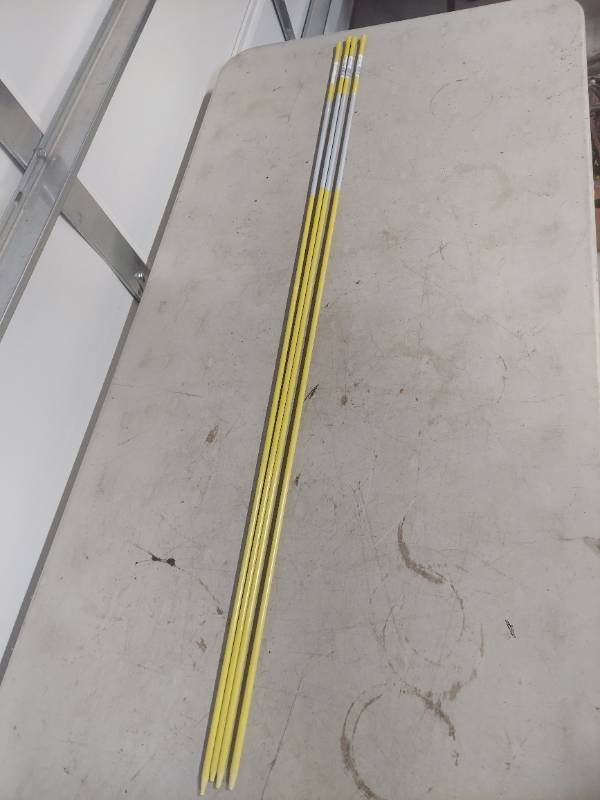 lot 7839 image: Yellow 48 in driveway markers