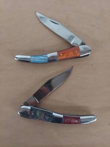 lot 1001 image: (2) knives