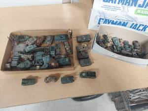 lot 1033 image: Army tank toys