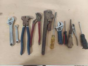 lot 1063 image: Fencing pliers, pipe wrench and other tools