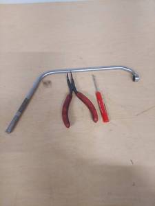lot 1097 image: Snap-on tools - S8564B 12 Distributor Wrench, Pocket Screwdriver and E718CG Bent Nose Pliers (Broken Tip)