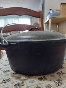 lot 6032 image: cast iron dutch oven