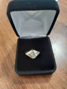 lot 6040 image: womens ring in box