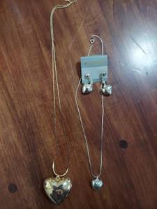 lot 6050 image: two necklaces and one pair of earrings