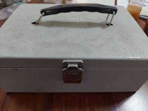 lot 6056 image: cash box with keys