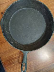 lot 6061 image: 10.5inch cast iron skillet
