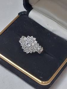 lot 5805 image: Womens ring in gift box