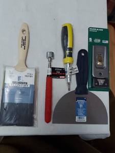 lot 5832 image: Assorted tools, new