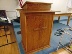lot 1233 image: Beautiful wooden pulpit - -very nice shape