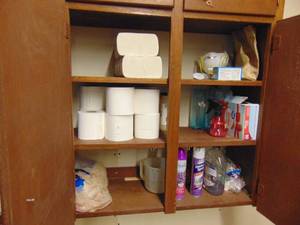 lot 1260 image: Contents of cabinet - tissue paper, paper towels, cleaning supplies