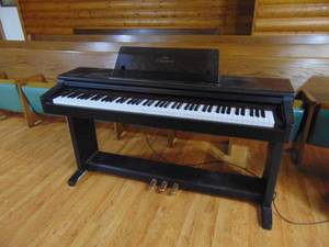 lot 1307 image: Yamaha CLP123 Clavinova - works good