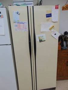 lot 1323 image: Hot Point Refrigerator - Works Good -