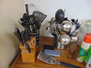 lot 1325 image: Knife Set - Utensils